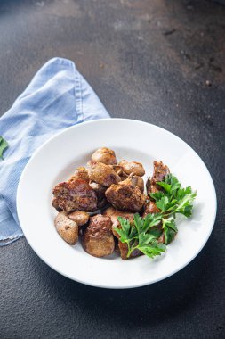 Tavuk ciğeri kızartılmış ya da haşlanmış taze sakatat. Masanın üzerinde yemek atıştırmaya hazır. Fotokopi uzayı arka planında. üst görünüm keto veya paleo diyeti