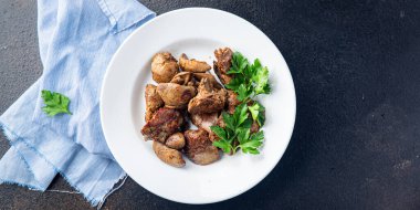 Tavuk ciğeri kızartılmış ya da haşlanmış taze sakatat. Masanın üzerinde yemek atıştırmaya hazır. Fotokopi uzayı arka planında. üst görünüm keto veya paleo diyeti