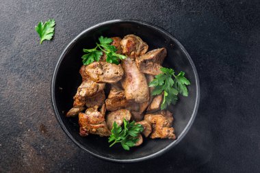 Tavuk ciğeri kızartılmış ya da haşlanmış taze sakatat. Masanın üzerinde yemek atıştırmaya hazır. Fotokopi uzayı arka planında. üst görünüm keto veya paleo diyeti