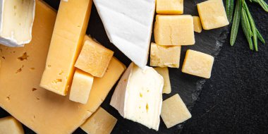 Peynir tabağı çeşitli peynirler aperatif antipasto brie, camembert, çedar, parmesan ve diğer şeyler masada atıştırmaya hazır fotokopi uzayı arka plan kırsalında. en üstteki görünüm