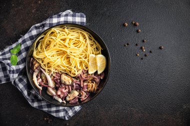 Deniz mahsulleri makarna midye, kalamar, ahtapot, karides taze yiyecek fotokopi alanı yemek arka planı. 