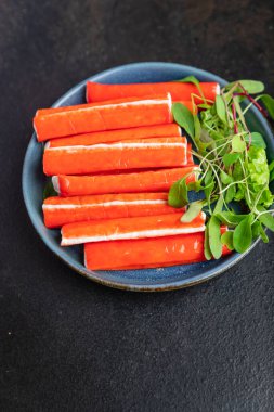 Yengeç çubuğu deniz ürünleri yarı bitmiş yemek aperatifleri masa üzerinde fotokopi alanı yemek arka planı rustik 