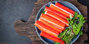 Yengeç çubuğu deniz ürünleri yarı bitmiş yemek aperatifleri masa üzerinde fotokopi alanı yemek arka planı rustik 