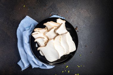 Eryngii mantarı dilimlenmiş istiridye kralı mantarlar eringi yemeği abur cuburu fotokopi arka plan vejetaryen ya da vejetaryenlik