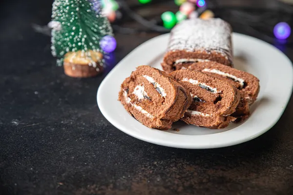 Weihnachtskuchenrolle Schokolade Weiße Sahne Fertig Zum Essen Snack Auf Dem — Stockfoto