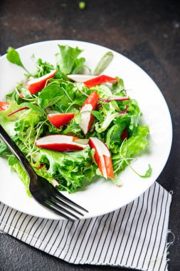 Yengeç salatası yeşili marul yaprakları masa fotokopisi arka plan kırsalında taze yemek aperatiflerini karıştırıyor. üst görünüm keto veya paleo diyeti 