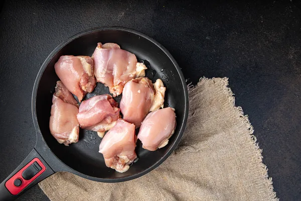 Çiğ Tavuk Kemiksiz Kümes Hayvanı Taze Yemek Aperatifi Masa Üzerinde — Stok fotoğraf