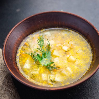 Sebzeli pirinç çorbası. Arka plandaki uzay yiyeceklerinin fotokopisi. Kırsal diyet vejetaryen ya da vejetaryen yemekleri. 