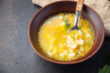 Sebzeli pirinç çorbası. Arka plandaki uzay yiyeceklerinin fotokopisi. Kırsal diyet vejetaryen ya da vejetaryen yemekleri. 