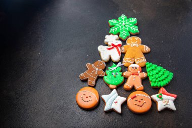 Masanın üzerinde zencefilli ekmek Noel ağacı kurabiyeleri yeni yıl ev yapımı tatlı Noel kartı yeni yıl arkaplanının fotokopisi.