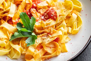 Arabiata makarnalı sebze soslu makarna tagliatelle ya da masanda linguini yemeği fotokopisi arka plan yemeği vejetaryen veya vejetaryen yemeği yok. Et yok.