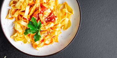 Arabiata makarnalı sebze soslu makarna tagliatelle ya da masanda linguini yemeği fotokopisi arka plan yemeği vejetaryen veya vejetaryen yemeği yok. Et yok.