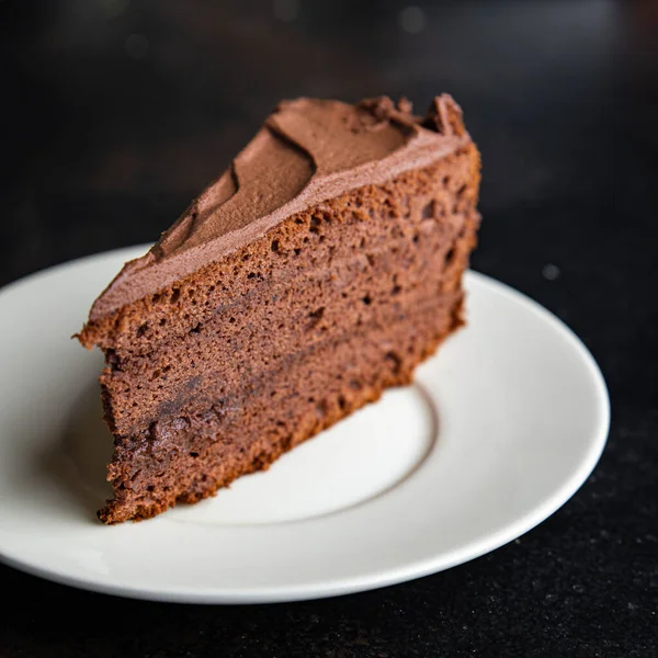 Csokoládé Torta Darab Kakaó Ünnep Kezelésére Szivacs Torta Barna Tejszín — Stock Fotó