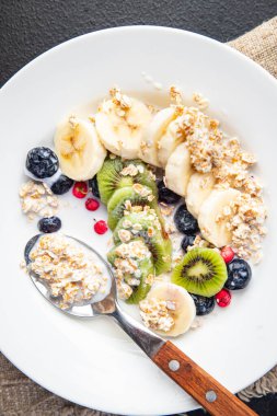 yulaf ezmesi kasesi sebze sütü, glütensiz, laktozsuz, muz, kivi, berrie, Blueberrie yemek aperatifi masa üzerinde fotokopi uzay gıda arka plan kırsal 