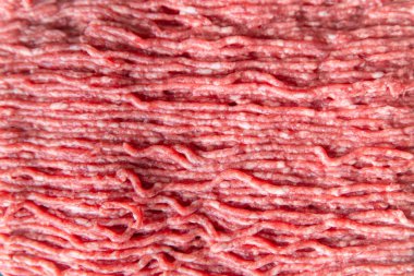 Çiğ kıyma, sığır eti ya da dana eti, masa üzerinde kuzu eti yemeği fotokopisi arka plan kırsalında. üst görünüm keto veya paleo diyeti