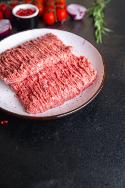 Çiğ kıyma, sığır eti ya da dana eti, masa üzerinde kuzu eti yemeği fotokopisi arka plan kırsalında. üst görünüm keto veya paleo diyeti
