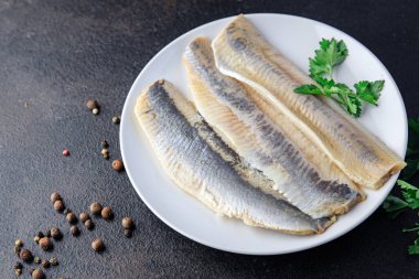 Ringa balıklı fileto taze deniz mahsulü atıştırmalıkları fotokopi masasında. 