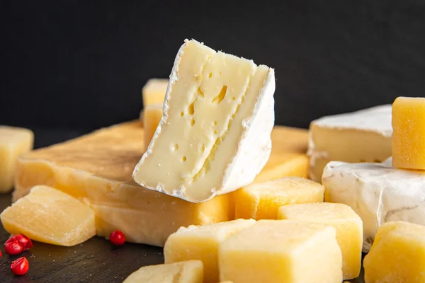 Sýr Talíř Rozmanité Sýry Aperitiv Antipasto Brie Camembert Čedar Parmezán — Stock fotografie