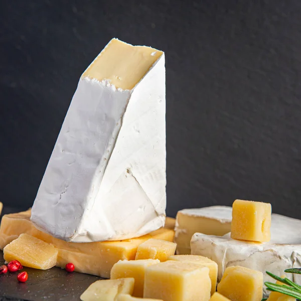 Queijo Prato Sortido Queijos Aperitivo Antipasto Brie Camembert Cheddar Parmesão — Fotografia de Stock