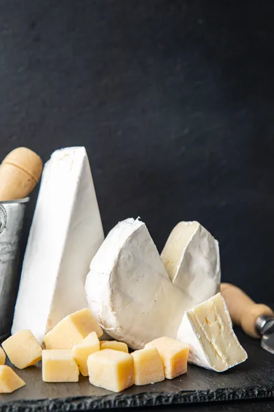 Sýr Talíř Rozmanité Sýry Aperitiv Antipasto Brie Camembert Čedar Parmezán — Stock fotografie