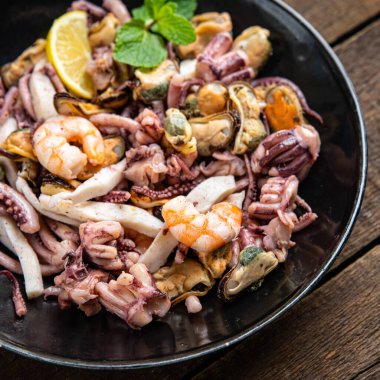 Deniz ürünleri, karides, kalamar, midye, ahtapot. Fotokopi masasında taze yemek atıştırmalığı. 