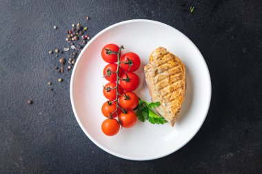 Kızarmış tavuk göğsü ve et kümes hayvanları, arka plandaki fotokopi masasında yemek atıştırmaya hazır. üst görünüm keto veya paleo diyeti