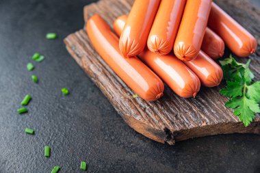 Sosis, sığır eti, dana eti, tavuk ya da hindi eti yarı pişmiş ürünler, arka plandaki yemek kırsalında. en üstteki görünüm