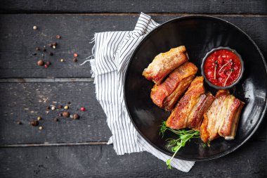 Pirzola ızgara domuz eti B-B-Q yemek baharatları baharatlı taze yemek aperatifleri masa fotokopisi uzay yemek arka planı  