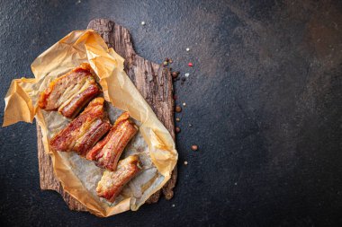 Pirzola ızgara domuz eti B-B-Q yemek baharatları baharatlı taze yemek aperatifleri masa fotokopisi uzay yemek arka planı  