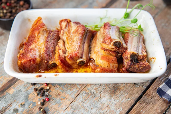 肋骨のバーベキュー豚肉揚げ牛肉B Q食品スパイステーブルの上にスパイシーな新鮮な食事のスナックをグリルコピースペース食品の背景 — ストック写真
