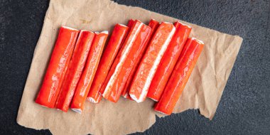 Yengeç çubuğu surimi deniz ürünleri yengeci. Masada yarı bitmiş yemek atıştırmalığı. Fotokopi alanı arka plan kırsal. 