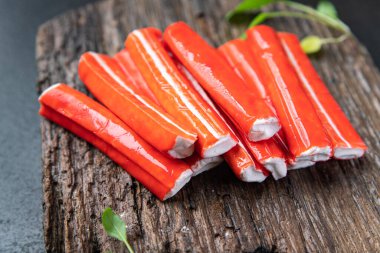 Yengeç çubuğu surimi deniz ürünleri yengeci. Masada yarı bitmiş yemek atıştırmalığı. Fotokopi alanı arka plan kırsal. 