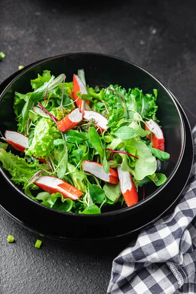 サラダカニスティックレタスの葉ミックス緑新鮮な食事スナックコピースペースフード背景素朴な トップビュー — ストック写真