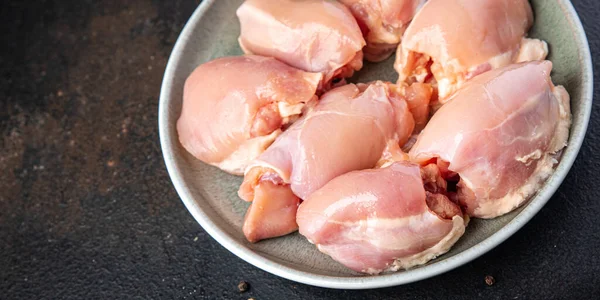 Çiğ tavuk eti kemiksiz but kümes hayvanı taze yemek aperatifi masa üzerinde fotokopi alanı arka plan kırsal 