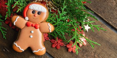 Zencefilli kek adam Noel kurabiyesi ev yapımı tatlı tatlı yeni yıl fotokopisi uzay yemeği arka planı kırsal