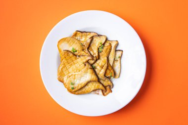 Eryngii kızarmış mantar ızgarası dilimlenmiş istiridye Kral mantarı eringi ikinci sınıf uzay yemeği kopyası 