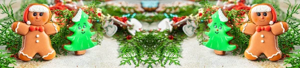 姜饼圣诞树饼干饼干新年甜点自制糕点甜食背景乡村风味顶视图复制空间 — 图库照片