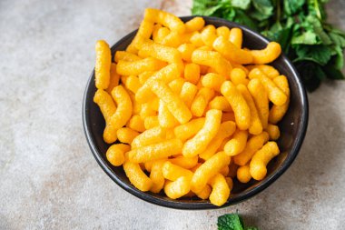 Cheetos Cheetos Cheetos Cheetos Mısır çubuğu yemek atıştırmalığı fotokopi uzayı arka plan kırsalında. en üstteki görünüm
