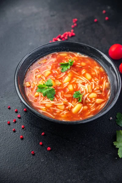 네스트론 토마토 Minestrone Red Tomato Soup 배경을 소박하게 테이블 최초의 — 스톡 사진