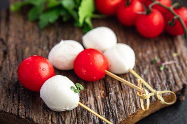 Kanepeler mozzarella ve domates caprese salatası. Masanın üstünde abur cubur var. Arka plandaki uzay yiyeceklerinin kopyası kırsal. Top view keto ya da paleo diyet vejetaryen ya da vejetaryen yemekleri