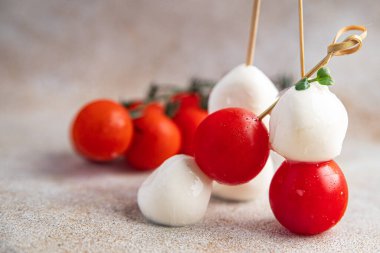 Kanepeler mozzarella ve domates caprese salatası. Masanın üstünde abur cubur var. Arka plandaki uzay yiyeceklerinin kopyası kırsal. Top view keto ya da paleo diyet vejetaryen ya da vejetaryen yemekleri