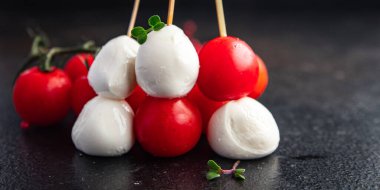 Kanepeler mozzarella ve domates caprese salatası. Masanın üstünde abur cubur var. Arka plandaki uzay yiyeceklerinin kopyası kırsal. Top view keto ya da paleo diyet vejetaryen ya da vejetaryen yemekleri
