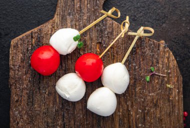 Kanepeler mozzarella ve domates caprese salatası. Masanın üstünde abur cubur var. Arka plandaki uzay yiyeceklerinin kopyası kırsal. Top view keto ya da paleo diyet vejetaryen ya da vejetaryen yemekleri