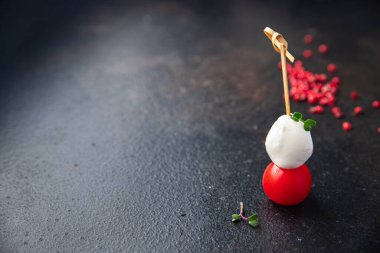 Kanepeler mozzarella ve domates caprese salatası. Masanın üstünde abur cubur var. Arka plandaki uzay yiyeceklerinin kopyası kırsal. Top view keto ya da paleo diyet vejetaryen ya da vejetaryen yemekleri