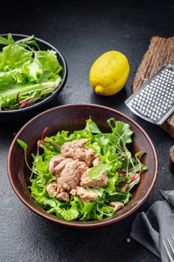 Morina ciğeri salatası, marul, balık, omega-3 taze yemek aperatifi. Fotokopi, arka plan yemeği keto ya da paleo diyet vejetaryen yemeği. Et, pesseeter diyeti yok.