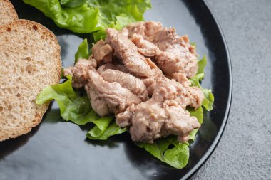 Morina ciğeri salatası, marul, balık, omega-3 taze yemek aperatifi. Fotokopi, arka plan yemeği keto ya da paleo diyet vejetaryen yemeği. Et, pesseeter diyeti yok.