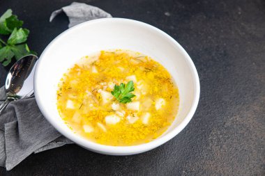 Sebze çorbası yok et vejetaryenliği yok. İlk yemek abur cuburu fotokopi masasında. Top view keto ya da paleo diyet vejetaryen ya da vejetaryen yemekleri