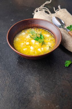 Sebze çorbası yok et vejetaryenliği yok. İlk yemek abur cuburu fotokopi masasında. Top view keto ya da paleo diyet vejetaryen ya da vejetaryen yemekleri