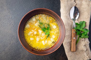 Sebze çorbası yok et vejetaryenliği yok. İlk yemek abur cuburu fotokopi masasında. Top view keto ya da paleo diyet vejetaryen ya da vejetaryen yemekleri