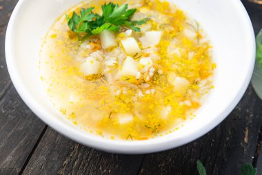 Sebze çorbası yok et vejetaryenliği yok. İlk yemek abur cuburu fotokopi masasında. Top view keto ya da paleo diyet vejetaryen ya da vejetaryen yemekleri